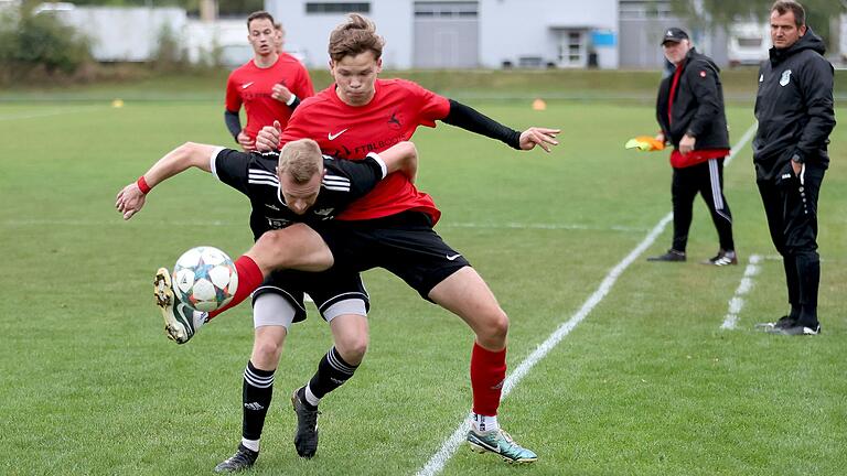 Vor den Augen von Hermannsbergs Trainer Stefan Klemm (rechts) liefern sich der Haßfurter Luis Firsching (rechts) und Hermannsbergs Michael Strätz ein Duell.