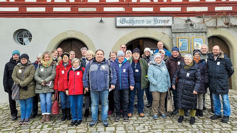Die Wanderfreunde vor dem Gasthaus zur Krone im Freilandmuseum Bad Windsheim.