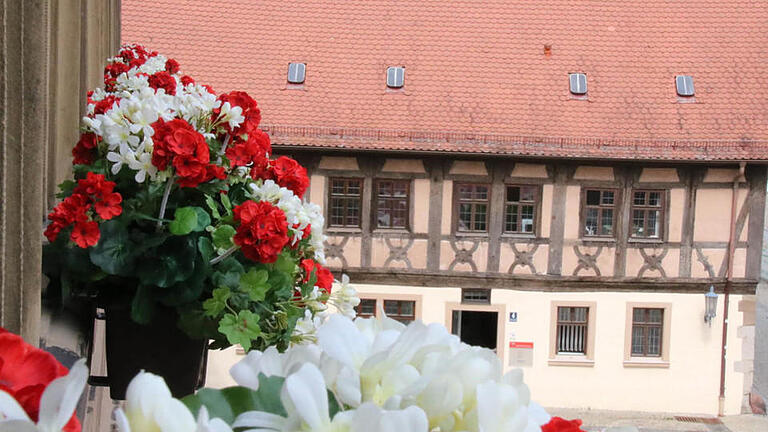 Der Blick über die Geranien am Rathaus auf den Füllbacher Hof. Foto: Ralf Ruppert - Der Blick über die Geranien am Rathaus auf den Füllbacher Hof. Foto: Ralf Ruppert Der Blick über die Geranien am Rathaus auf den Füllbacher Hof. Foto: Ralf Ruppert - Der Blick über die Geranien am Rathaus auf den Füllbacher Hof. Foto: Ralf Ruppert