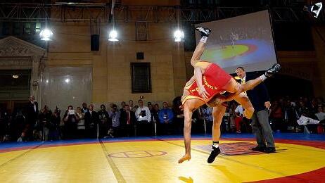 Wrestling matches at Grand Central Terminal       -  So spektakulär wünschen sich die Ringer ihren Sport. Weniger attraktiv sind Funktionärsstreitereien wie zwischen dem Bayerischen Ringer-Verband und dem Ringerbezirk Main-Spessart.