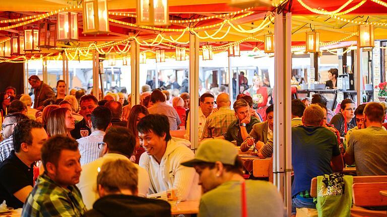 Etwa 100 000 Menschen besuchen das Weindorf in den knapp zwei Wochen.