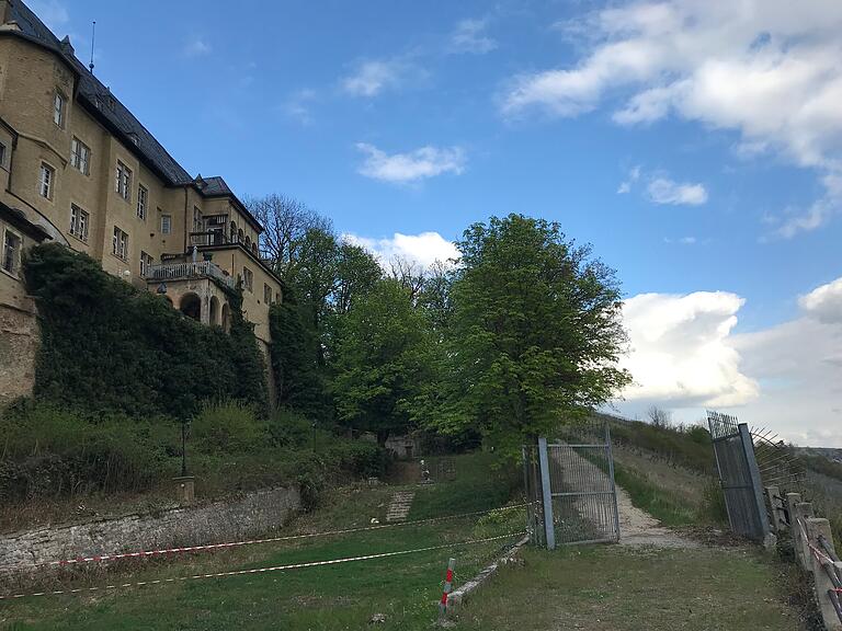 Zwölf Jahre war er gesperrt, jetzt ist der Weg entlang der Schlossterrasse in die Weinberge wieder geöffnet. Zwölf Jahre war er gesperrt, jetzt ist der Weg entlang der Schlossterrasse in die Weinberge wieder geöffnet.