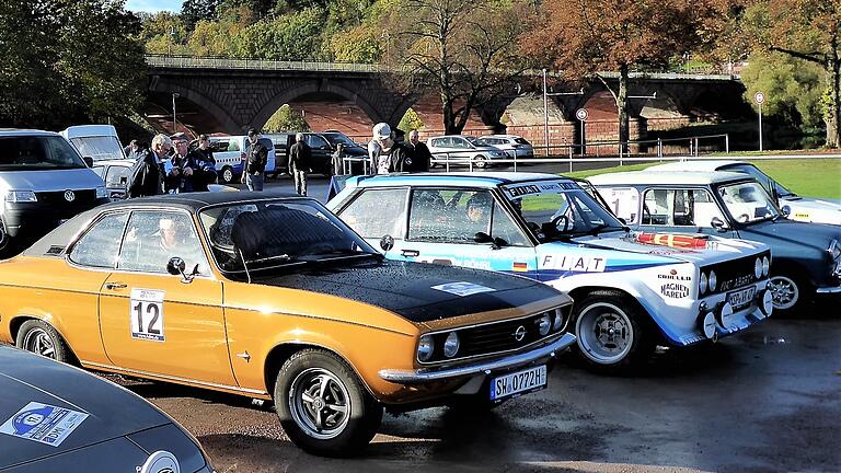 Vor der Kulisse der Alten Mainbrücke in Marktheidenfeld trafen sich die Liebhaber historischer Motorsportfahrzeuge zur '17. DMI-Histo Day+Night Challenge' des Motorsportclubs Zellingen.