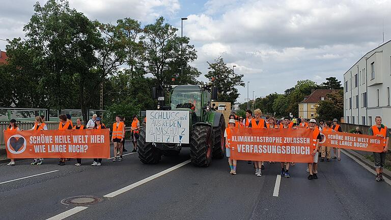 In der Mitte der Aktivistinnen und Aktivisten der Letzten Generation fand sich auch Eberhard Räder mit seinem Traktor.