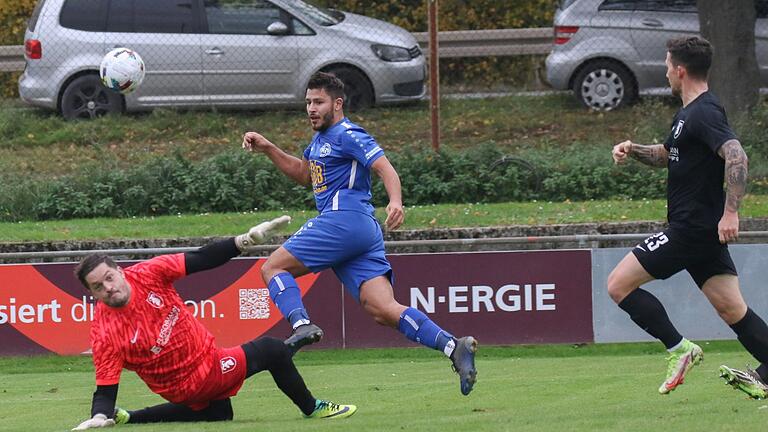 Marvin Endres (Mitte) trifft für die FG Marktbreit/Martinsheim zum 1:1. Giebelstadts Torwart Andreas Binner und Niklas Pfarr können nur noch zuschauen.