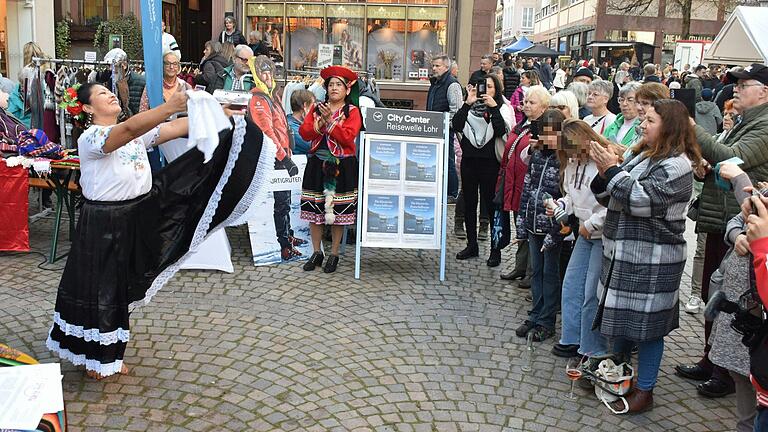 Große Aufmerksamkeit erhielten die vorgeführten peruanischen Tänze von und mit Amparo Bergmann. Foto: Gabi Nätscher Große Aufmerksamkeit erhielten die vorgeführten peruanischen Tänze von und mit Amparo Bergmann. Foto: Gabi Nätscher