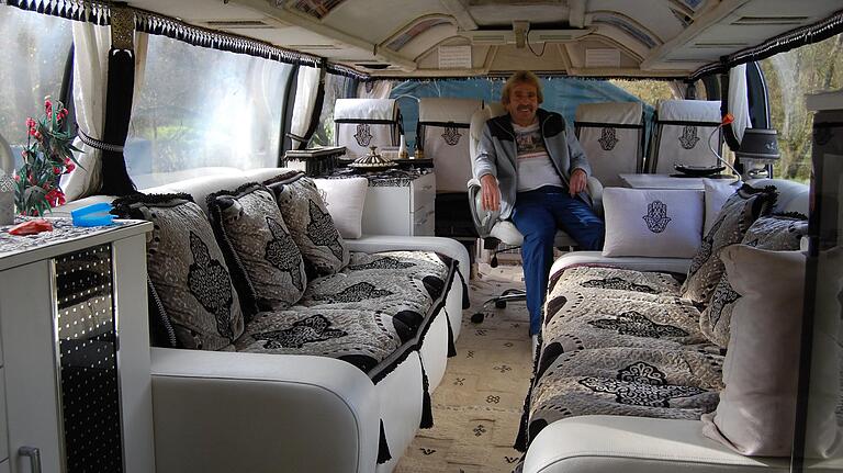 Von seinem im Oberdeck zum rollenden Salon ausgebauten Reisebus will sich Reinhard Schatz trennen.&nbsp;