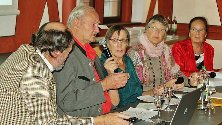 Die Familie gestaltet gemeinsam die Präsentation des Buches bei der 1. Kissinger Buchmesse: (von links) Sohn Fritz Lang, Autor Ludwig Lang, die Töchter Resi Turner und Liesel Göb sowie Schwiegertochter Maria Lang.       -  Die Familie gestaltet gemeinsam die Präsentation des Buches bei der 1. Kissinger Buchmesse: (von links) Sohn Fritz Lang, Autor Ludwig Lang, die Töchter Resi Turner und Liesel Göb sowie Schwiegertochter Maria Lang.