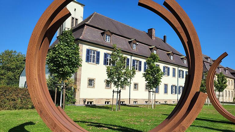 In Bad Bocklet wurde die Idee eines neuen europäischen Kulturweges vorgestellt. Eingegangen sind die Experten dabei auch auf den schon existierenden Europäischen Kulturweg bei Münnerstadt, der ins Bildhäuser Land führt. Unser Foto zeigt den Rindho...       -  In Bad Bocklet wurde die Idee eines neuen europäischen Kulturweges vorgestellt. Eingegangen sind die Experten dabei auch auf den schon existierenden Europäischen Kulturweg bei Münnerstadt, der ins Bildhäuser Land führt. Unser Foto zeigt den Rindhof als Teil dieses Kulturweges, der Moderne Kunst und Kultur zusammenführt.