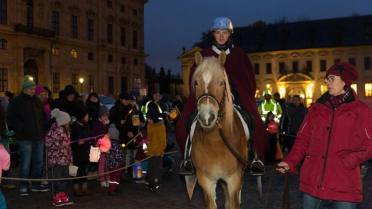 Ein Foto aus vergangenen Jahren: Für viele Eltern mit ihren Kindern ist der Martinszug in Würzburg, der jedes Jahr an der Residenz startet, ein absolutes Muss. Dieses Jahr muss er leider ausfallen.