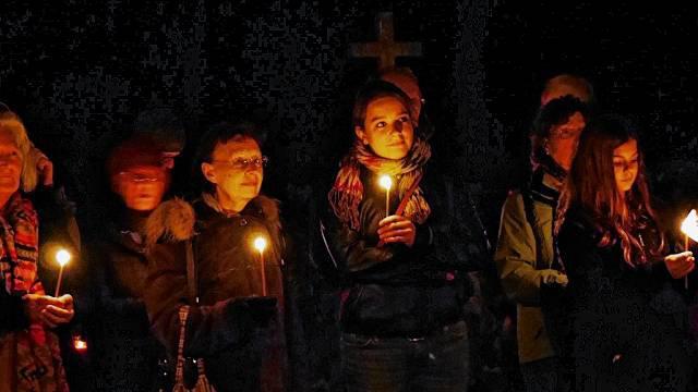 Stille Stunde: Zum Abschluss des &bdquo;FriedhofsKlangs&ldquo; wurden Lichter entzündet.