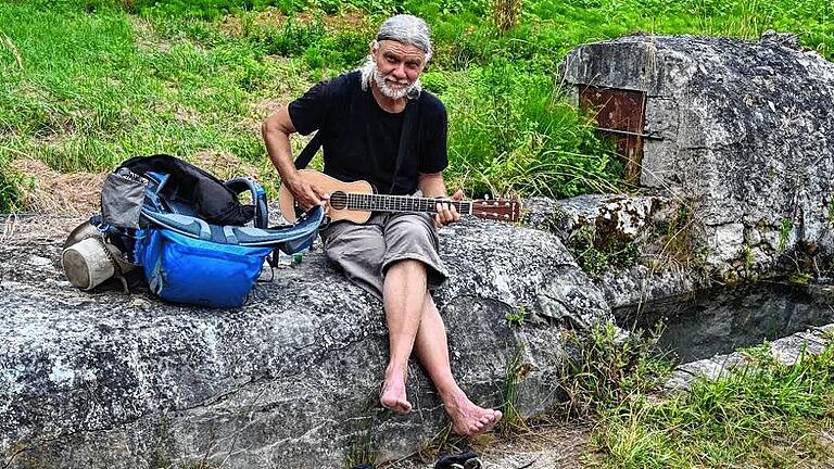 Die Reisegitarre begleitete Herbert Waibl auf dem Jakobsweg.