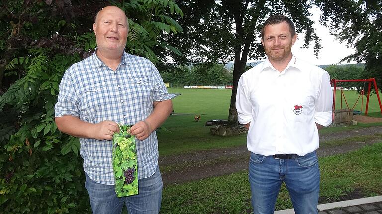 Vorstandswechsel beim TSV Hausen. Michael Jackisch (links) führte den TSV Hausen neun Jahre, zuvor war er schon drei Jahre als Hauptjugendleiter im Verein aktiv. Der neue Vorsitzende des TSV Hausen ist Jörg Stock (rechts). Vorstandswechsel beim TSV Hausen. Michael Jackisch (links) führte den TSV Hausen neun Jahre, zuvor war er schon drei Jahre als Hauptjugendleiter im Verein aktiv. Der neue Vorsitzende des TSV Hausen ist Jörg Stock (rechts).