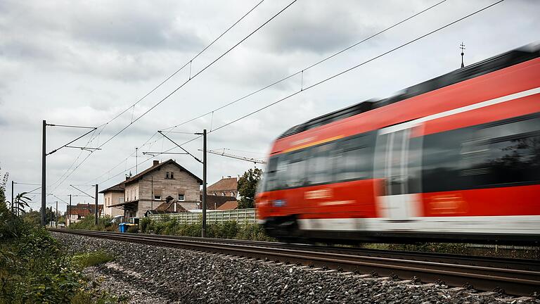 Ein Bild, das auch künftig so bleiben wird: Der Zug rauscht am ehemaligen Bahnhof in Obertheres vorbei.