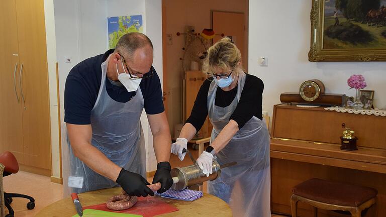 Wurst machen wie früher bei der Hausschlachtung mit Küchenchef Christian Walentini (links).