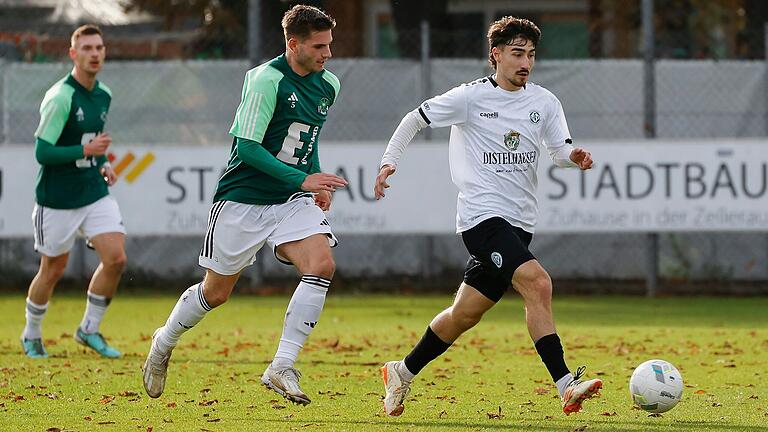 Samuel Röthlein (rechts) läuft Ammerthals Marco Kaiser davon. Ein Abwehrspieler fälschte Röthleins Querpass ab, sodass der Ball zum 2:1 für den Würzburger FV ins Tor ging.