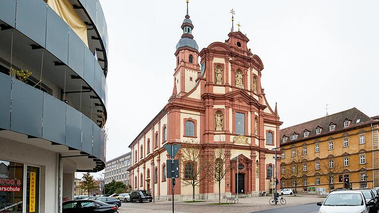 Aus dem Schiff der barocken Kirche St. Peter und Paul ragen die Türme des Vorgängerbaus. Im Inneren ist davon nichts zu bemerken.