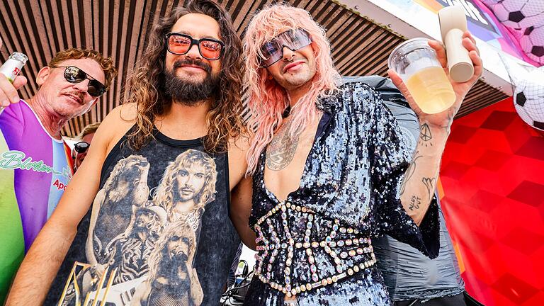 ColognePride – Parade zum Christopher Street Day (CSD) - Auch Tom und Bill Kaulitz sind dieses Jahr beim Kölner CSD dabei. ColognePride – Parade zum Christopher Street Day (CSD) - Auch Tom und Bill Kaulitz sind dieses Jahr beim Kölner CSD dabei.