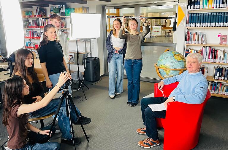 Die Schülerinnen und Schüler Alina Amend, Eva-Lu Hänscheid, Sofia Pavlovic, Tim Schneider, Johanna Keller und Fiona Jungwirth interviewen den Zeitzeugen Gustav Eichler.