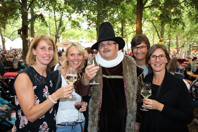 Ständige Regenfälle konnten den etwa 8000 Besuchern, der Volkacher Weinprinzessin Katharina Schmitt, dem neuen Volkacher Ratsherrn Mike Goodwin und den Festwinzern beim Auftakt des 71. Fränkischen Weinfests nicht den Spaß verderben. Ständige Regenfälle konnten den etwa 8000 Besuchern, der Volkacher Weinprinzessin Katharina Schmitt, dem neuen Volkacher Ratsherrn Mike Goodwin und den Festwinzern beim Auftakt des 71. Fränkischen Weinfests nicht den Spaß verderben.