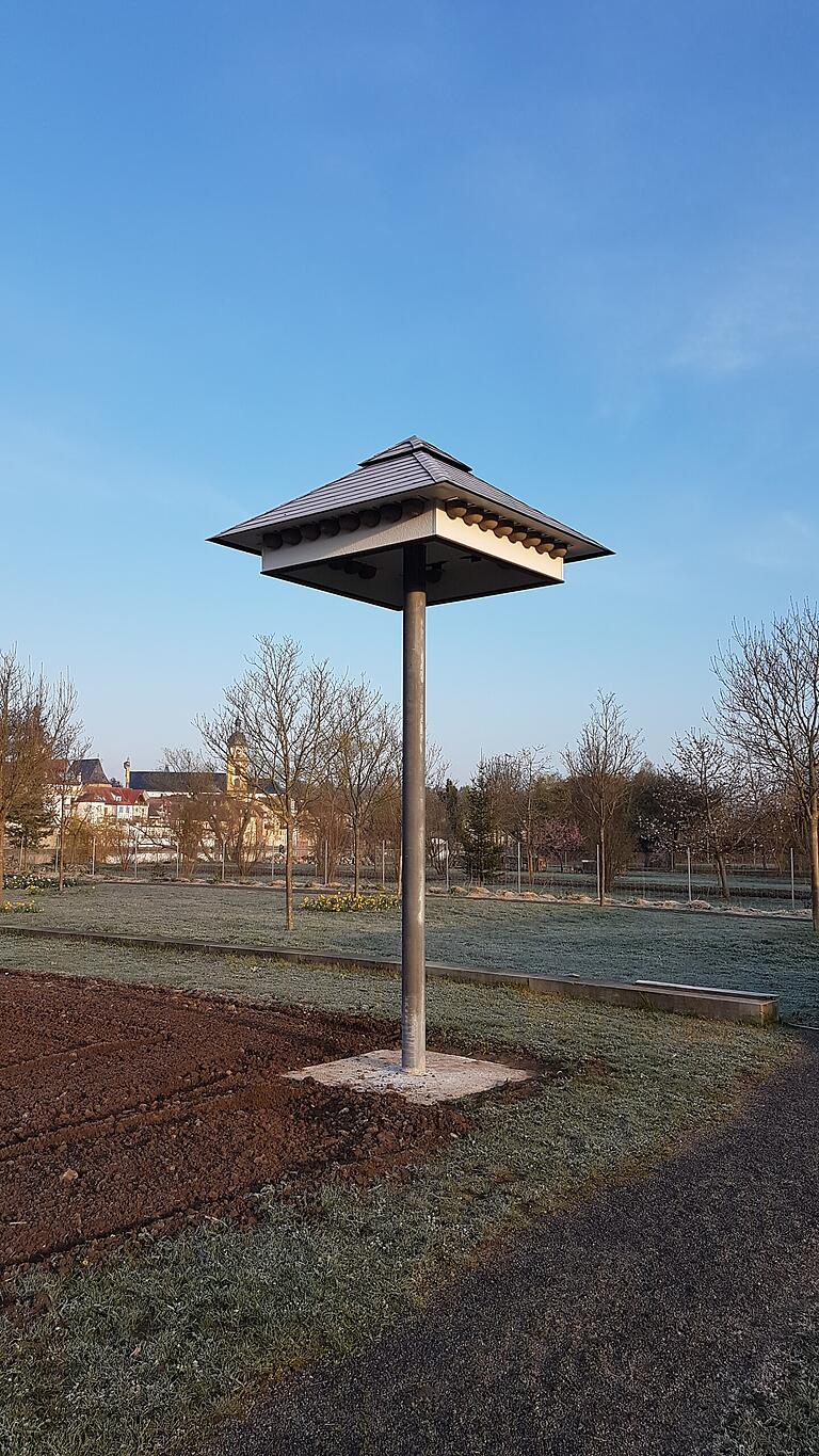 Auf dem fünf Meter hohen Mast ist vor allem Platz für Schwalben, aber auch für Sperlinge und Fledermäuse. Auf dem fünf Meter hohen Mast ist vor allem Platz für Schwalben, aber auch für Sperlinge und Fledermäuse.