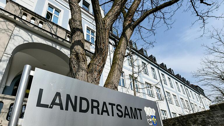 Ein hoher Beamter des Landratsamtes Würzburg ist seit drei Jahren suspendiert und bekommt jeden Monat seine vollen Bezüge von der Kreisverwaltung überwiesen.
