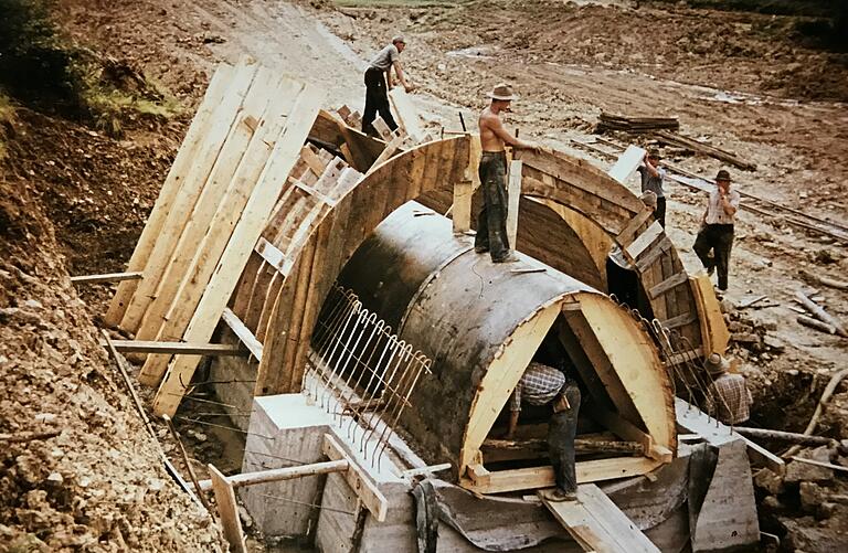 1955 begannen die Dammbau-Arbeiten am Ellertshäuser See. Zwischen 1957 und 1958 wurde er geflutet. 1955 begannen die Dammbau-Arbeiten am Ellertshäuser See. Zwischen 1957 und 1958 wurde er geflutet.