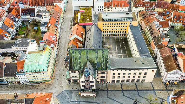Kommende Woche beginnen die Haushaltsberatungen des Schweinfurter Stadtrats im Sitzungssaal des Rathauses. Am geplanten Kurs der Verwaltung hat die Fraktion Die Linke schon jetzt einiges zu kritisieren. Kommende Woche beginnen die Haushaltsberatungen des Schweinfurter Stadtrats im Sitzungssaal des Rathauses. Am geplanten Kurs der Verwaltung hat die Fraktion Die Linke schon jetzt einiges zu kritisieren.