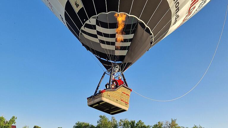 Sekunden nach dem Start: Georg Leupolds Heißluftballon mit dem neuartigen Panoramakorb stieg kürzlich vom Sportplatz der thüringischen Gemeinde Großfahner aus zu einer knapp zweistündigen Luftfahrt. Mit an Bord war die querschnittsgelähmte Marika Schneider. Sekunden nach dem Start: Georg Leupolds Heißluftballon mit dem neuartigen Panoramakorb stieg kürzlich vom Sportplatz der thüringischen Gemeinde Großfahner aus zu einer knapp zweistündigen Luftfahrt. Mit an Bord war die querschnittsgelähmte Marika Schneider.