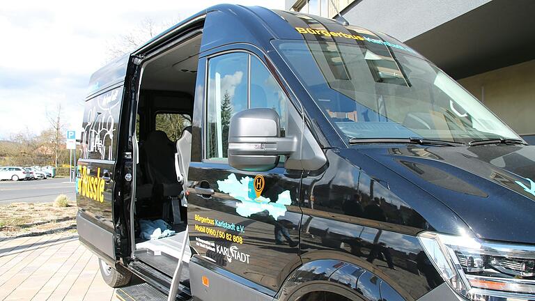 Die fehlende Trittstufe musste nachgerüstet werden und sorgte für Verzögerung beim Start des Bürgerbusses in Karlstadt.