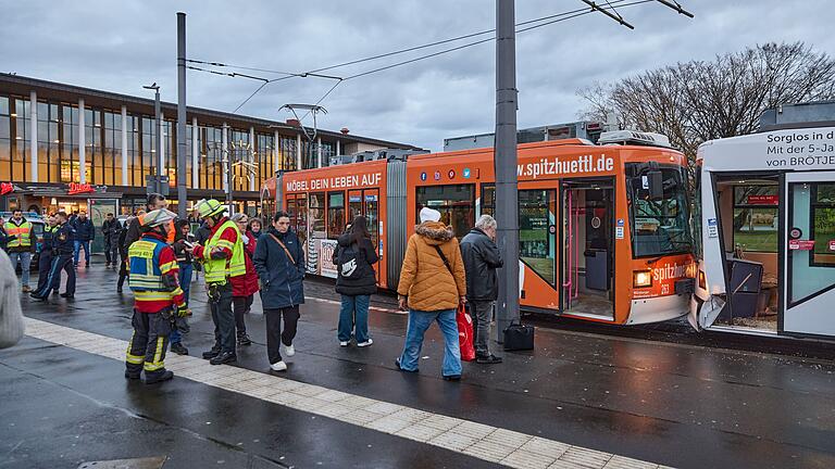Am Montag kollidierten drei Straßenbahnen am Hauptbahnhof in Würzburg. Die hintere Straßenbahn konnte nicht rechtzeitig bremsen, fuhr auf die mittlere auf und schob diese auf die vordere Straßenbahn.