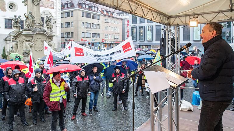 Während der Kundgebung am Vierröhrenbrunnen, am Rednerpult Verdi-Funktionär Peter Hoffmann. Während der Kundgebung am Vierröhrenbrunnen, am Rednerpult Verdi-Funktionär Peter Hoffmann.
