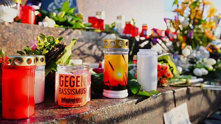 Blumen und Kerzen stehen am Marktplatz von Hanau - im Gedenken an die Opfer des mutmaßlich rassistischen Anschlags. hatte ein Mann im hessischen Hanau mehrere Menschen und wohl auch sich selbst erschossen. Blumen und Kerzen stehen am Marktplatz von Hanau - im Gedenken an die Opfer des mutmaßlich rassistischen Anschlags. hatte ein Mann im hessischen Hanau mehrere Menschen und wohl auch sich selbst erschossen.