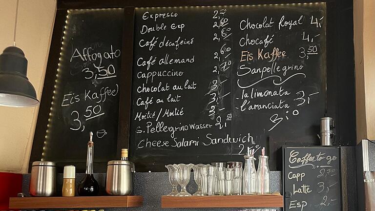 Die Tafel mit den Getränken zeigt die Verbundenheit zu Frankreich und Italien. Die Tafel mit den Getränken zeigt die Verbundenheit zu Frankreich und Italien.
