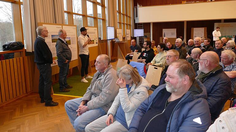Trotz kritischen Stimmen schien bei einem Großteil der Besucherinnen und Besucher, die Einsicht in die generelle Notwendigkeit des Projekts zu überwiegen. Trotz kritischen Stimmen schien bei einem Großteil der Besucherinnen und Besucher, die Einsicht in die generelle Notwendigkeit des Projekts zu überwiegen.