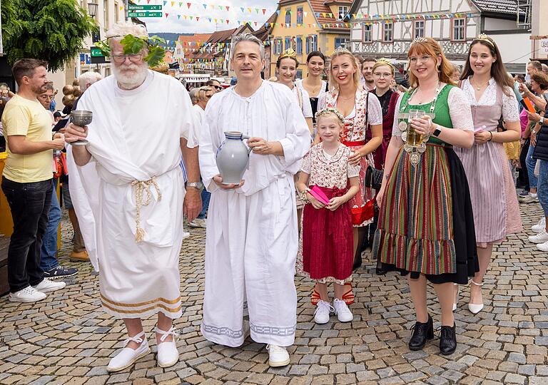 Selbst Götter begeben sich vom Himmel herab zum Zeiler Weinfest: Bacchus alias Gerold Snater (links) und seine helfende Hand Peter Schleich.&nbsp;