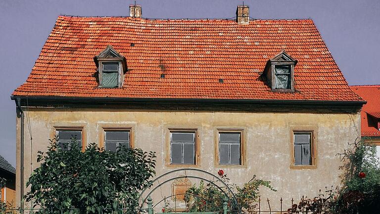 Zeitenwende für das alte Pfarrhaus in Kolitzheim. Jetzt zieht dort weltliches Leben ein. Zeitenwende für das alte Pfarrhaus in Kolitzheim. Jetzt zieht dort weltliches Leben ein.