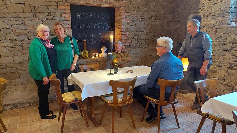 Erstmals 2023 hat die Familie Baumann (im Bild, zusammen mit Gästen) ihre Heckenwirtschaft geöffnet. Auch in diesem Sommer und Herbst werden Gäste an vier Wochenenden im 'Weinstall' bewirtet. Erstmals 2023 hat die Familie Baumann (im Bild, zusammen mit Gästen) ihre Heckenwirtschaft geöffnet. Auch in diesem Sommer und Herbst werden Gäste an vier Wochenenden im 'Weinstall' bewirtet.