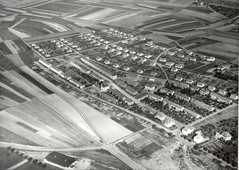 Die Schweinfurter Gartenstadt aus der Flugzeugperspektive, 1938. Die Schweinfurter Gartenstadt aus der Flugzeugperspektive, 1938.