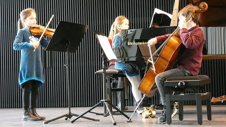 Junges Klaviertrio. Junges Klaviertrio.