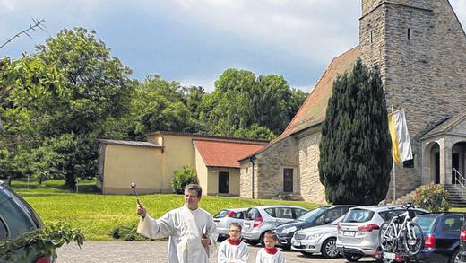 Gut behütet unterwegs - (rar) Endlich einmal Glück mit dem Wetter hatte man am vergangenen Sonntag in Brüchs beim Pfarrfest. Um 14 Uhr versammelte sich die Gemeinde in der neuen Kirche zu einer Andacht. Anschließend segnete Wortgottesdienstleiter Andreas Weber die Fahrzeuge der Besucher. Mancher hatte auch sein Fahrrad oder Kinder sogar ihre Tretautos vor der Kirche abgestellt, um den Segen von oben zu erhalten. Weber rief die Schutzheiligen des Straßenverkehrs an, die Fahrzeuge vor Unglück und Schaden zu schützen und bat, dass alle Verkehrsteilnehmer immer rücksichtsvoll und ihrer Verantwortung bewusst agieren. Im Anschluss an den Gottesdienst mit Fahrzeugsegnung fand im Zelt am Gemeindehaus der Festbetrieb statt, wo bestens für das leibliche Wohl gesorgt wurde. Gut behütet unterwegs - (rar) Endlich einmal Glück mit dem Wetter hatte man am vergangenen Sonntag in Brüchs beim Pfarrfest. Um 14 Uhr versammelte sich die Gemeinde in der neuen Kirche zu einer Andacht. Anschließend segnete Wortgottesdienstleiter Andreas Weber die Fahrzeuge der Besucher. Mancher hatte auch sein Fahrrad oder Kinder sogar ihre Tretautos vor der Kirche abgestellt, um den Segen von oben zu erhalten. Weber rief die Schutzheiligen des Straßenverkehrs an, die Fahrzeuge vor Unglück und Schaden zu schützen und bat, dass alle Verkehrsteilnehmer immer rücksichtsvoll und ihrer Verantwortung bewusst agieren. Im Anschluss an den Gottesdienst mit Fahrzeugsegnung fand im Zelt am Gemeindehaus der Festbetrieb statt, wo bestens für das leibliche Wohl gesorgt wurde.
