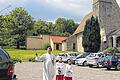 Gut behütet unterwegs       -  (rar)   Endlich einmal Glück mit dem Wetter hatte man am vergangenen Sonntag in Brüchs beim Pfarrfest. Um 14 Uhr versammelte sich die Gemeinde in der neuen Kirche zu einer Andacht. Anschließend segnete Wortgottesdienstleiter Andreas Weber die Fahrzeuge der Besucher. Mancher hatte auch sein Fahrrad oder Kinder sogar ihre Tretautos vor der Kirche abgestellt, um den Segen von oben zu erhalten. Weber rief die Schutzheiligen des Straßenverkehrs an, die Fahrzeuge vor Unglück und Schaden zu schützen und bat, dass alle Verkehrsteilnehmer immer rücksichtsvoll und ihrer Verantwortung bewusst agieren. Im Anschluss an den Gottesdienst mit Fahrzeugsegnung fand im Zelt am Gemeindehaus der Festbetrieb statt, wo bestens für das leibliche Wohl gesorgt wurde.