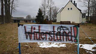 Rechenberg-Bienenmühle       -  Ein Schild mit der Aufschrift 
'Widerstand'; steht am 20.02.2016 in Clausnitz, ein Ortsteil von Rechenberg-Bienenmühle (Sachsen).