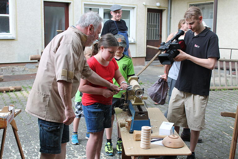 Im Wagnereimuseum gab es anlässlich des Stadtfestes Mitmachaktionen. Das interessierte auch ein Fernsehteam. Im Wagnereimuseum gab es anlässlich des Stadtfestes Mitmachaktionen. Das interessierte auch ein Fernsehteam.