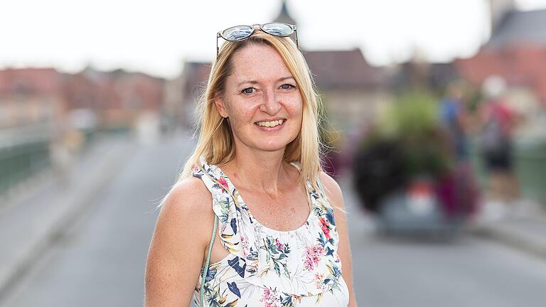 Lisa Heller, 42, ist Friseurmeisterin und kommt aus Kitzingen. Lisa Heller, 42, ist Friseurmeisterin und kommt aus Kitzingen.