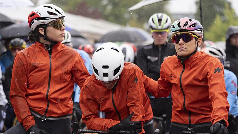 Radsport: Weltmeisterschaft in Zürich       -  Die Schweizerin Linda Zanetti weint bei der Schweigeminute am Start.