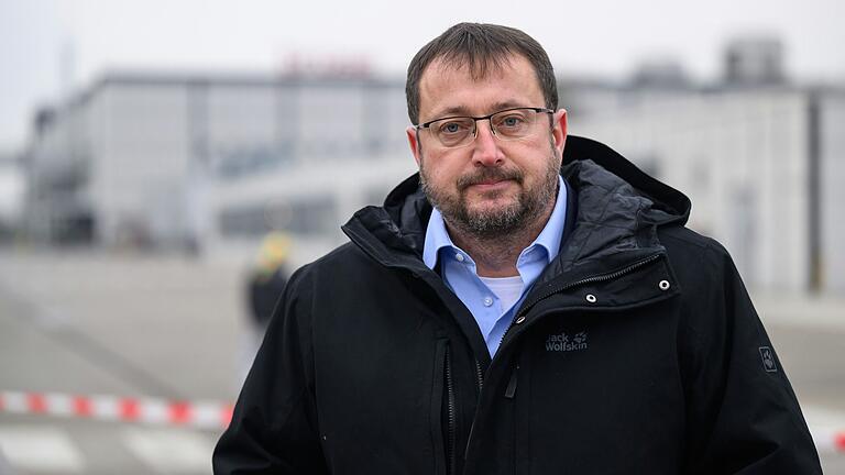 Will zusammen mit dem Betriebsrat den Brose-Standort Würzburg retten: Norbert Zirnsak, Erster Bevollmächtigter der IG Metall. Das Bild zeigt ihn am Rande einer Betriebsversammlung bei Brose am Donnerstag. Will zusammen mit dem Betriebsrat den Brose-Standort Würzburg retten: Norbert Zirnsak, Erster Bevollmächtigter der IG Metall. Das Bild zeigt ihn am Rande einer Betriebsversammlung bei Brose am Donnerstag.