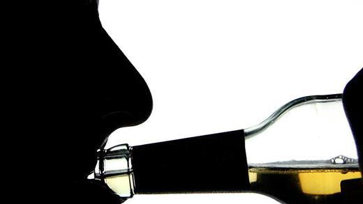Alkohol bleibt ein Problem       -  Alkohol zählt weiter zu den gefährlichsten Gesundheitsrisiken in Deutschland. Foto: Arno Burgi