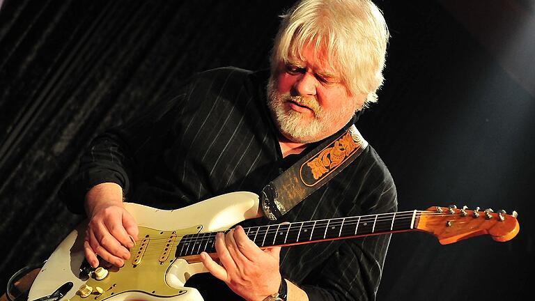 Auch Frank Diez ist gitarrentechnisch ein Hansdampf in allen Gassen. In seiner langen Karriere hat er unter anderem für Peter Maffay und Eric Burdon in die Saiten gegriffen. Auch Frank Diez ist gitarrentechnisch ein Hansdampf in allen Gassen. In seiner langen Karriere hat er unter anderem für Peter Maffay und Eric Burdon in die Saiten gegriffen.