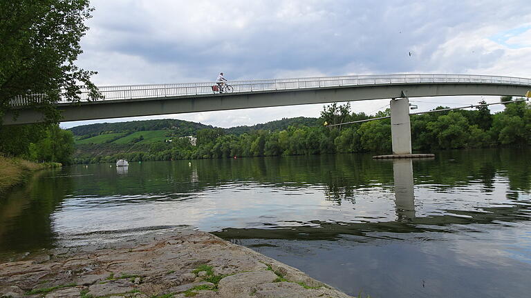 In die Jahre gekommen: Der alte Margetshöchheimer Mainsteg soll zurückgebaut werden. In die Jahre gekommen: Der alte Margetshöchheimer Mainsteg soll zurückgebaut werden.